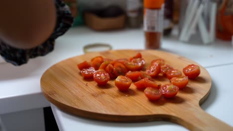 Tiro-Lento-De-Tomates-Cherry-Cortados-En-Rodajas-En-La-Cocina
