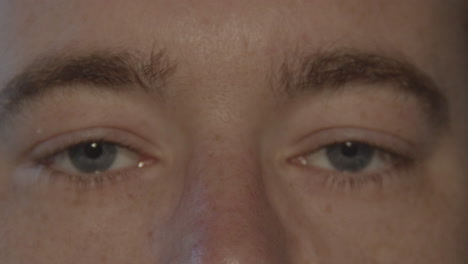Nahaufnahme-Eines-Paares-Blauer-Männlicher-Augen,-Die-Sich-öffnen-Und-In-Die-Kamera-Schauen