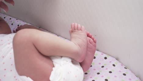 Neugeborenes-Baby-In-Der-Wiege,-Nahaufnahmedetails-Und-Mutterhand,-Die-Sie-Berührt