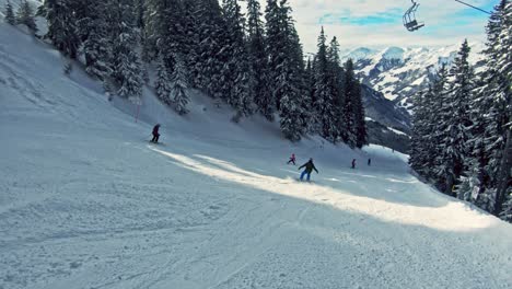 Snowboarden-Sie-Die-Piste-Hinunter,-Umgeben-Von-Verschneiter-Natur