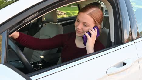 Teenager-Fahrerin-Madelyne-Liebt-Ihr-Handy-Und-Ihre-Freunde