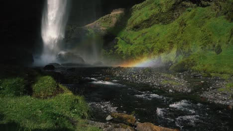 Mann-Spielt-Gitarre-Vor-Einem-Wunderschönen-Wasserfall-In-Island-26