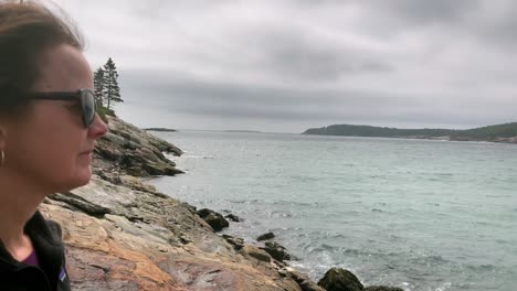 4K-Frau-Betrachtet-Die-Küste-Von-Maine
