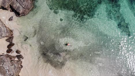 Panama-Im-Februar-Drohne-Schießt-Insel-Contadora,-Die-Zwischen-Fischen-Schwimmt,-Die-Mit-Einer-Drohne-Gefangen-Werden-7