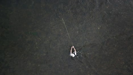 Drohne-Aus-Der-Vogelperspektive-über-Einem-Mann-Fliegenfischen-Im-Fluss-Provo-In-Den-Bergen-Von-Utah-2