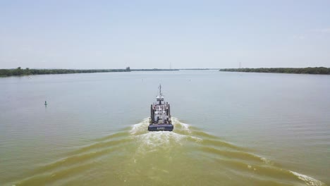 Boot-Von-Hinten-Nachlaufende-Kielwasser-Im-Wasser-Des-Jacui-Flusses,-Brasilien