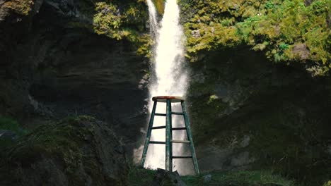 Mann-Spielt-Gitarre-Vor-Einem-Wunderschönen-Wasserfall-In-Island-18