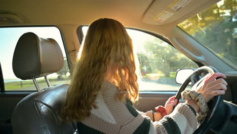 Teenager-Mädchen,-Das-Sich-Lehnt,-Wie-Man-Für-Die-Fahrerausbildung-Fährt