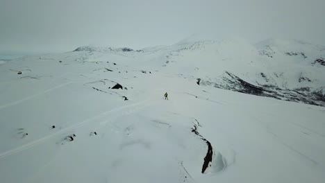 Esquiador-Esquiando-Desde-El-Lado-De-La-Montaña