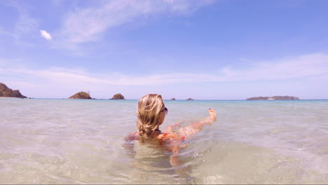 Junge-Schöne-Frau-Sitzt-In-Den-Kristallklaren-Ozeanen-Von-Nacpan-Beach-In-El-Nido-Philippinen,-Perfekter-Urlaub-Und-Traumziel