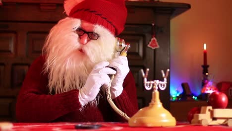 Der-Weihnachtsmann-Hört-Mit-Einem-Alten-Telefonhörer-Zu-1