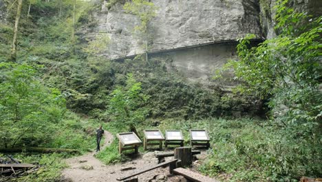 Hombre-Caminando-Por-El-Desfiladero-De-Pokljuka-En-Eslovenia-Durante-La-Primavera-En-El-Parque-Nacional-Triglav-13
