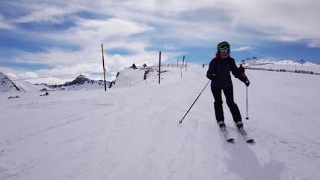 Eine-Aufnahme-Von-Vorne-Nach-Dem-Abstieg-Einer-Skifahrerin