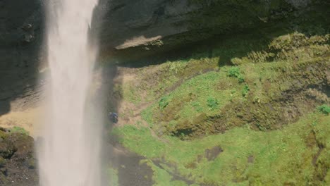 Mann-Spielt-Gitarre-Vor-Einem-Wunderschönen-Wasserfall-In-Island-16