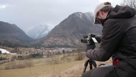 Fotograf,-Der-Eine-Kamera-Aufstellt,-Um-Fotos-Während-Eines-Sturms-In-Slowenien-Aufzunehmen-1