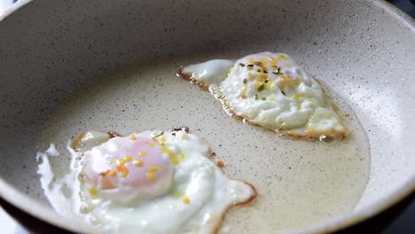 2-Huevos-Fritos-En-Aceite-Burbujeante-En-Sartén