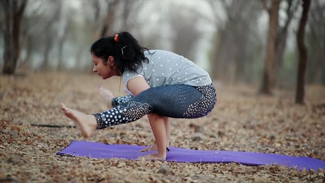 Hübsches-Mädchen-Macht-Yoga-Stock-Footage-Video,-Yoga,-Meditation,-Chakra-Und-Spiritualität-Und-Nimmt-Sich-Zeit-Für-Sie-Einen-Tag-Voller-Yoga