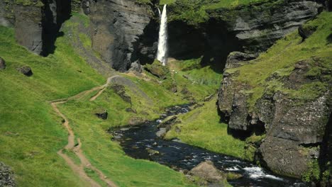 Mann-Spielt-Gitarre-Vor-Einem-Wunderschönen-Wasserfall-In-Island-19
