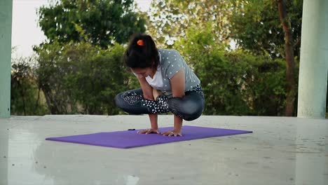 Mujeres-Jóvenes-Haciendo-Yoga,-Ciencia,-Beneficios-E-Ideas