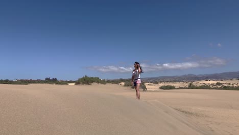 Woman-exploring-Maspalomas,-Gran-Canaria-3