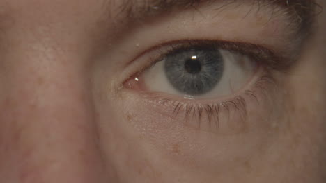 Nahaufnahme-Der-Pupille-Im-Blauen-Auge,-Die-Sich-Verengt---Blick-In-Die-Linse