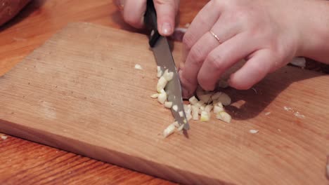 Woman's-hands-chop-the-last-clove-of-garlic