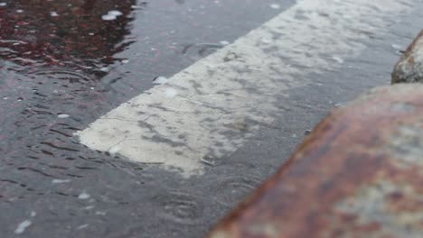 Regenwasser-Rinnt-Am-Straßenrand-In-Die-Rinne