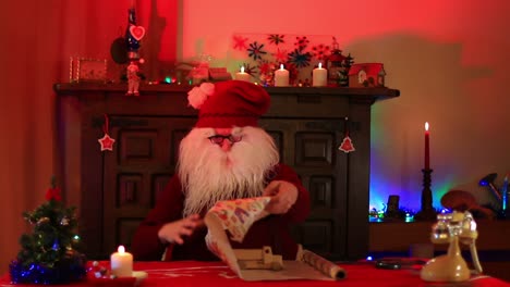 Der-Weihnachtsmann-Wickelt-Einen-Hölzernen-Spielzeuglastwagen-In-Geschenkpapier-Ein