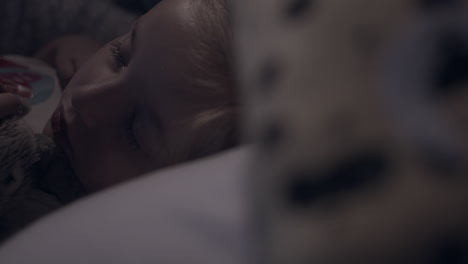 Kleines-Mädchen-Schläft-Nachts-Friedlich-Im-Bett,-Fokus-Ziehen