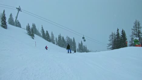 Ein-Teenager-Snowboarden-Im-Schneesturm-Bergab