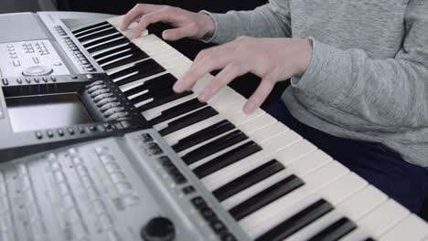 Klaviermann,-Der-Eine-Melodie-Produziert
