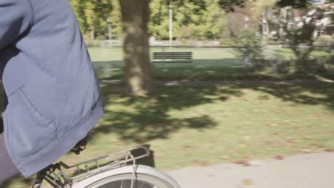 Un-Joven-En-Bicicleta-Por-Un-Carril-Bici-En-Un-Día-Soleado
