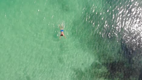 Panama-Im-Februar-Drohne-Schießt-Insel-Contadora,-Die-Zwischen-Fischen-Schwimmt,-Die-Mit-Einer-Drohne-Gefangen-Werden-18