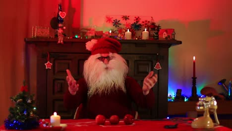 Der-Weihnachtsmann-Zählt-Rote-äpfel-Auf-Einem-Tisch