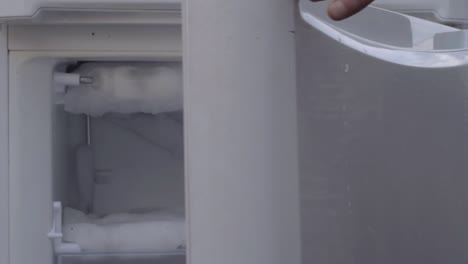 Apertura-De-La-Puerta-De-Un-Compartimento-Frigorífico-Congelador-Vacío
