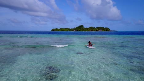 Afrikanischer-Mann,-Der-Im-Kristallklaren-Wasser-Des-Malediven-Archipels-Paddelt