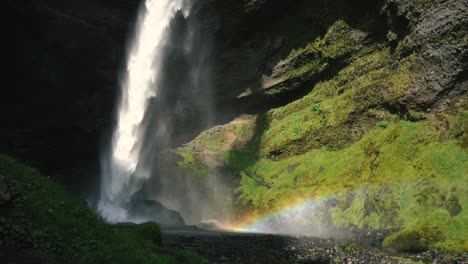 Mann-Spielt-Gitarre-Vor-Einem-Wunderschönen-Wasserfall-In-Island-1