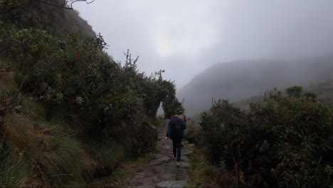 Pov-Vom-Wanderer,-Der-Auf-Dem-Inka-pfad-In-Peru-Auf-Dem-Weg-Nach-Machu-Picchu-In-Den-Anden-Wandert