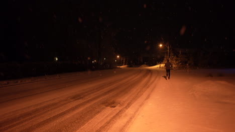 Nachts-Im-Schnee-In-Einer-Ruhigen-Straße-Laufen