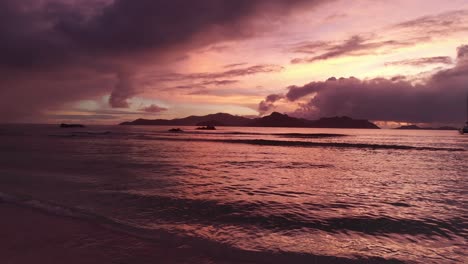Schöner-Sonnenuntergang-Auf-La-Digue,-Einer-Insel-Der-Seychellen-3