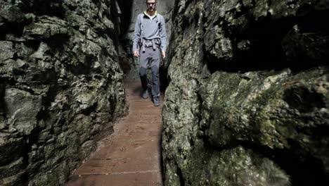 Hombre-Caminando-Por-El-Desfiladero-De-Pokljuka-En-Eslovenia-Durante-La-Primavera-En-El-Parque-Nacional-Triglav-17