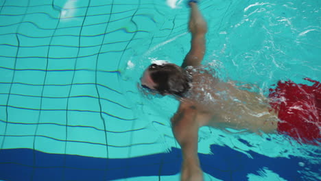 Hombre-Caucásico-Nadando-En-La-Piscina-Usando-La-Técnica-De-Braza