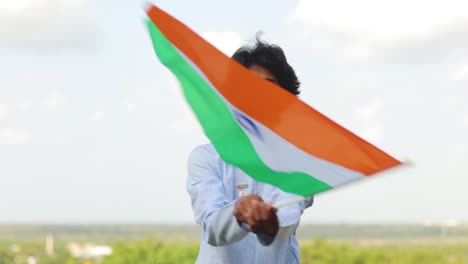 Der-Junge-Mann-Mit-Traditioneller-Indischer-Kleidung,-Der-An-Einem-Sonnigen-Tag-Die-Indische-Flagge-Schwenkt-1