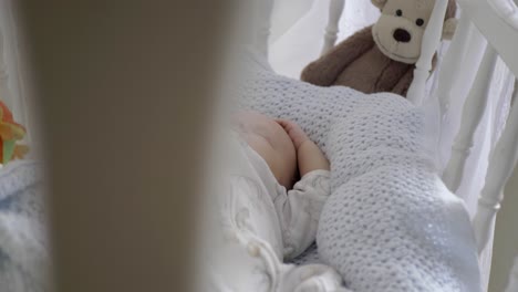 Entzückender-Neugeborener-Junge-Schläft-Und-Träumt-In-Einem-Bequemen-Kinderbett