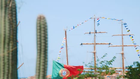Großsegler-Mit-Fliegenden-Portugiesischen-Farben-Und-Verschiedenen-Kleineren-Signalflaggen,-Während-Er-In-Curaçao-Angedockt-Ist