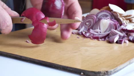 Close-up-on-male-hands-preparing-fresh-red-onion