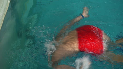 El-Hombre-Hace-Un-Giro-Después-De-Nadar-Usando-La-Técnica-De-Estilo-Libre