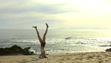 Una-Atractiva-Joven-Practicando-Yoga-En-Una-Hermosa-Playa-De-California