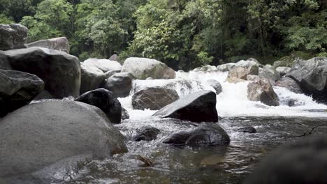 Flussstrom-In-Zeitlupe-In-Einem-Tropischen-Wald-Mit-Einem-Kleinen-Wasserfall