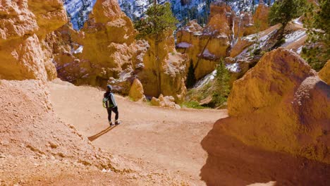 Niña-Mujer-Senderismo-Con-Formación-De-Rocas-Rojas-Y-Nieve-Cerca-De-Bryce-Canyon-En-El-Sur-De-Utah-6